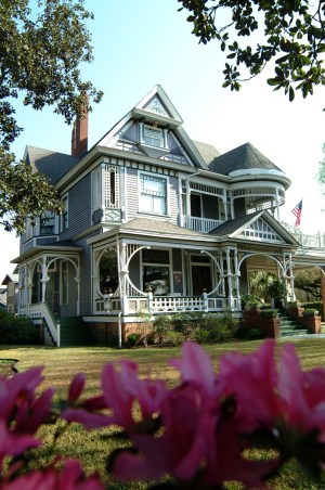 a group of lawn chairs sitting on top of a building